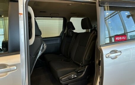 Toyota Voxy III, 2017 год, 2 279 000 рублей, 17 фотография