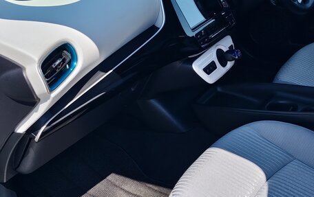 Toyota Prius IV XW50, 2016 год, 1 650 000 рублей, 7 фотография