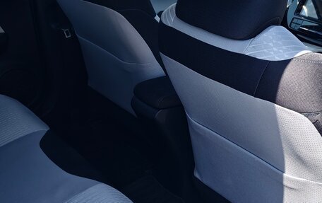 Toyota Prius IV XW50, 2016 год, 1 650 000 рублей, 4 фотография