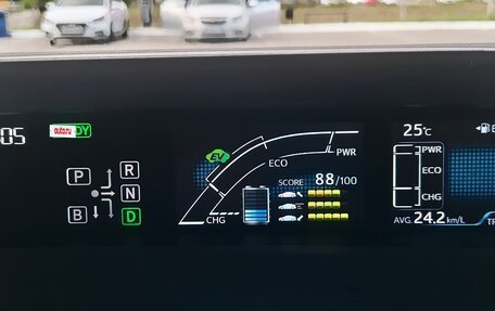 Toyota Prius IV XW50, 2016 год, 1 650 000 рублей, 12 фотография