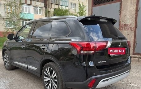Mitsubishi Outlander III рестайлинг 3, 2020 год, 2 900 000 рублей, 4 фотография
