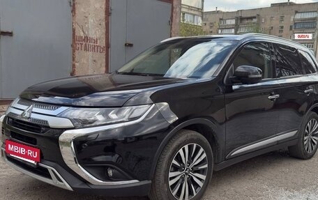 Mitsubishi Outlander III рестайлинг 3, 2020 год, 2 900 000 рублей, 3 фотография