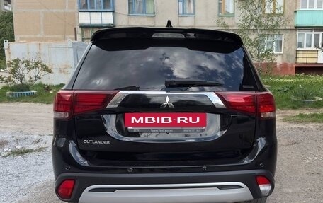 Mitsubishi Outlander III рестайлинг 3, 2020 год, 2 900 000 рублей, 6 фотография