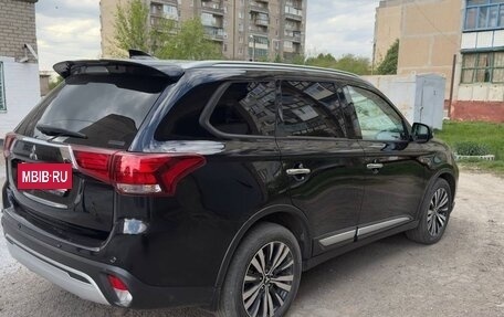 Mitsubishi Outlander III рестайлинг 3, 2020 год, 2 900 000 рублей, 5 фотография
