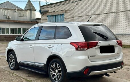 Mitsubishi Outlander III рестайлинг 3, 2016 год, 1 880 000 рублей, 9 фотография