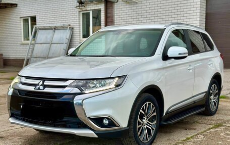 Mitsubishi Outlander III рестайлинг 3, 2016 год, 1 880 000 рублей, 10 фотография