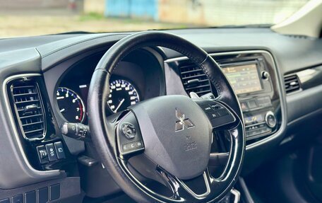 Mitsubishi Outlander III рестайлинг 3, 2016 год, 1 880 000 рублей, 28 фотография