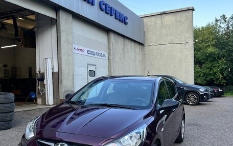 Hyundai Solaris II рестайлинг, 2013 год, 800 000 рублей, 1 фотография