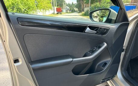 Volkswagen Jetta VI, 2012 год, 999 999 рублей, 17 фотография