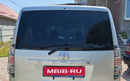 Toyota Voxy II, 2009 год, 1 300 000 рублей, 7 фотография