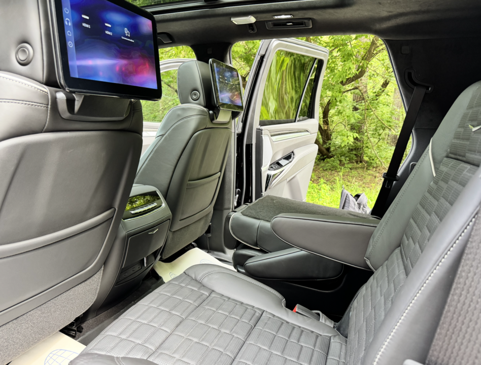 Cadillac Escalade V, 2025 год, 28 000 000 рублей, 19 фотография