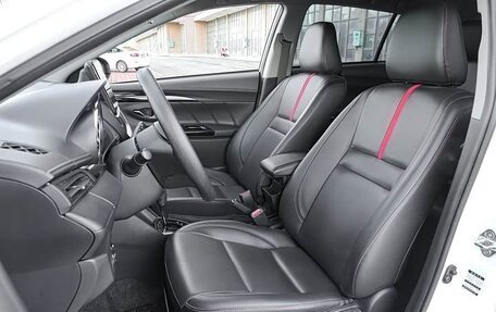 Toyota Yaris XP150 рестайлинг, 2021 год, 1 100 000 рублей, 12 фотография