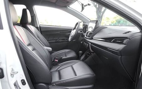 Toyota Yaris XP150 рестайлинг, 2021 год, 1 100 000 рублей, 16 фотография