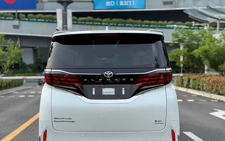 Toyota Alphard, 2024 год, 11 000 000 рублей, 3 фотография