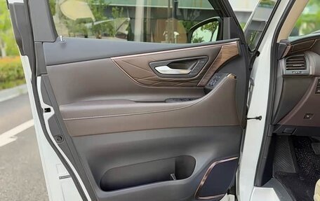 Toyota Alphard, 2024 год, 11 000 000 рублей, 15 фотография