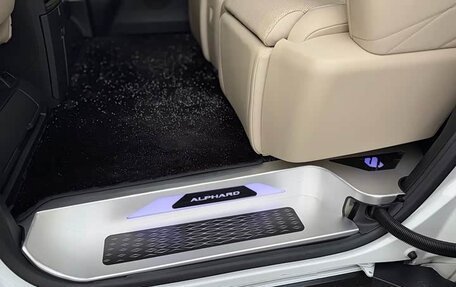 Toyota Alphard, 2024 год, 11 000 000 рублей, 16 фотография