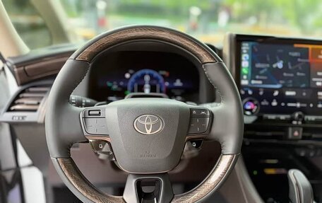 Toyota Alphard, 2024 год, 11 000 000 рублей, 11 фотография
