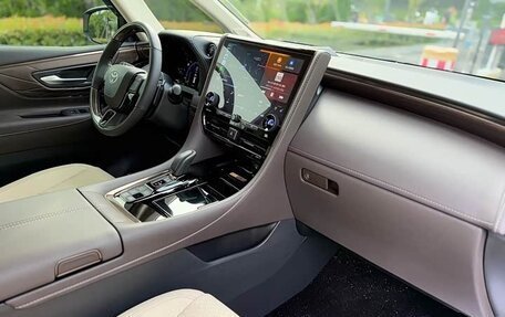 Toyota Alphard, 2024 год, 11 000 000 рублей, 9 фотография