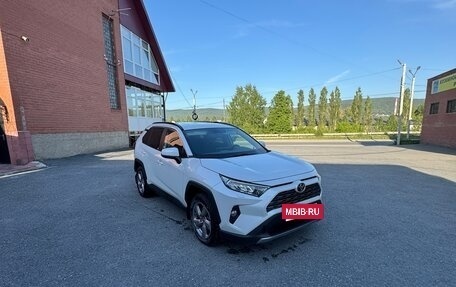 Toyota RAV4, 2020 год, 3 800 000 рублей, 2 фотография