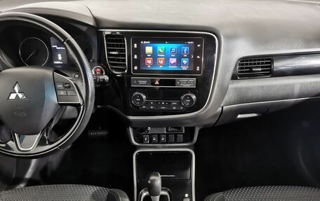 Mitsubishi Outlander III рестайлинг 3, 2018 год, 1 675 000 рублей, 11 фотография