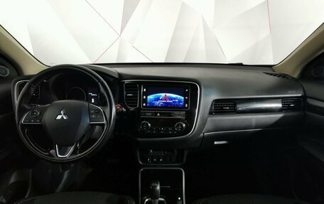 Mitsubishi Outlander III рестайлинг 3, 2018 год, 1 675 000 рублей, 10 фотография