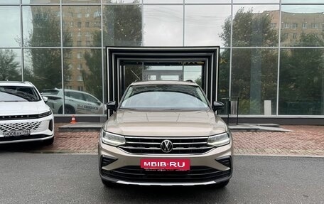 Volkswagen Tiguan II, 2021 год, 3 399 000 рублей, 2 фотография