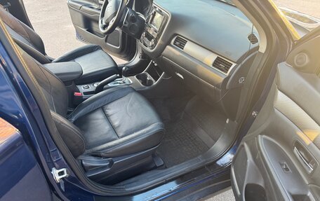 Mitsubishi Outlander III рестайлинг 3, 2014 год, 1 380 000 рублей, 10 фотография