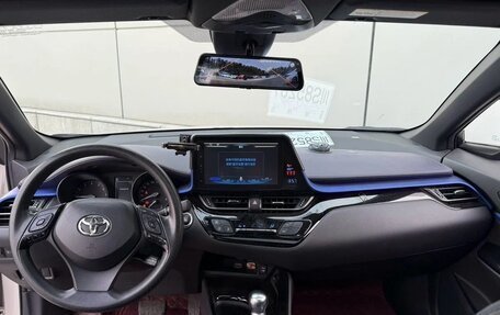 Toyota C-HR I рестайлинг, 2022 год, 1 920 000 рублей, 8 фотография