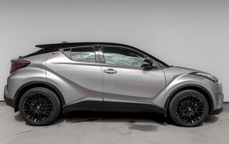 Toyota C-HR I рестайлинг, 2019 год, 2 200 000 рублей, 4 фотография