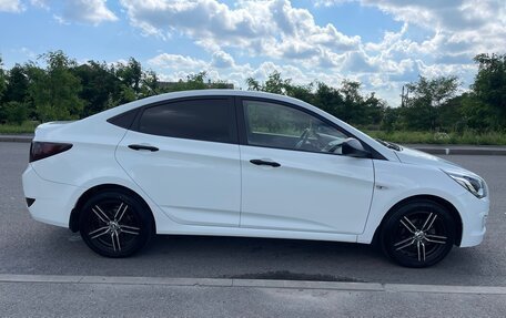 Hyundai Solaris II рестайлинг, 2015 год, 1 040 000 рублей, 4 фотография