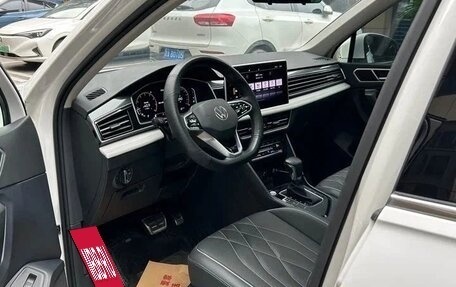 Volkswagen Tiguan II, 2022 год, 2 350 000 рублей, 8 фотография