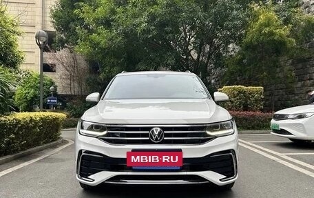 Volkswagen Tiguan II, 2022 год, 2 350 000 рублей, 2 фотография