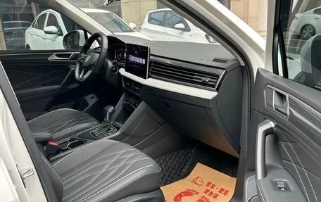 Volkswagen Tiguan II, 2022 год, 2 350 000 рублей, 13 фотография