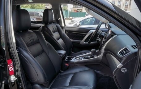 Mitsubishi Pajero Sport III рестайлинг, 2016 год, 2 350 000 рублей, 8 фотография