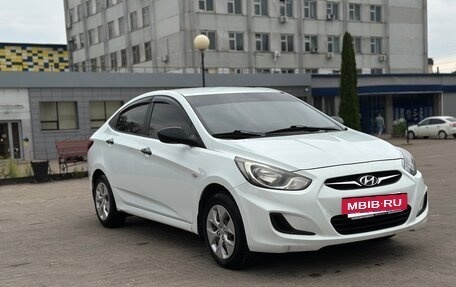 Hyundai Solaris II рестайлинг, 2012 год, 700 000 рублей, 2 фотография