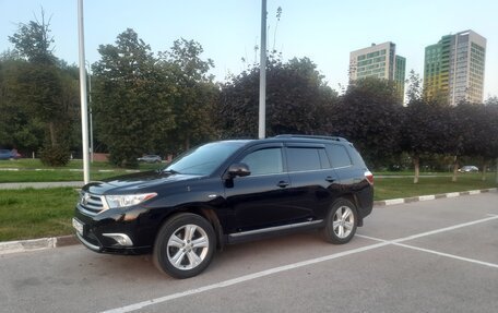 Toyota Highlander III, 2013 год, 1 950 000 рублей, 2 фотография