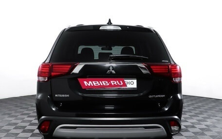 Mitsubishi Outlander III рестайлинг 3, 2018 год, 1 949 000 рублей, 6 фотография