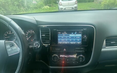 Mitsubishi Outlander III рестайлинг 3, 2015 год, 2 000 000 рублей, 6 фотография