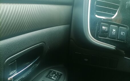 Mitsubishi Outlander III рестайлинг 3, 2015 год, 2 000 000 рублей, 13 фотография