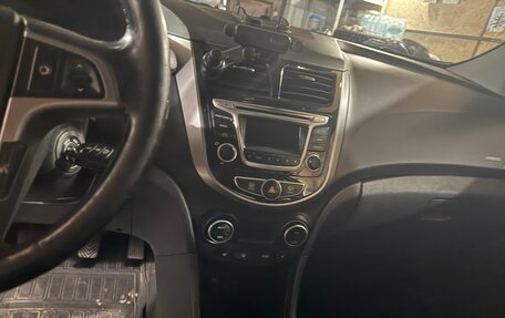Hyundai Solaris II рестайлинг, 2015 год, 975 000 рублей, 2 фотография