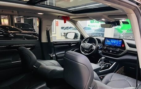 Toyota Highlander, 2022 год, 3 100 000 рублей, 12 фотография