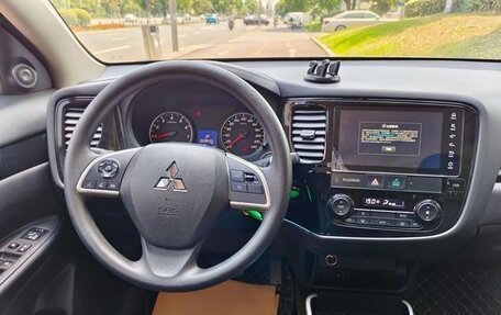 Mitsubishi Outlander III рестайлинг 3, 2021 год, 1 587 000 рублей, 10 фотография