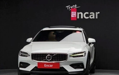 Volvo V60 Cross Country II, 2022 год, 3 850 999 рублей, 2 фотография