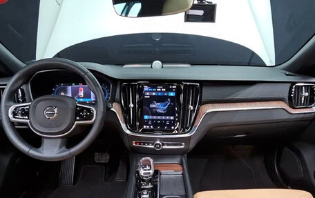 Volvo V60 Cross Country II, 2022 год, 3 850 999 рублей, 18 фотография