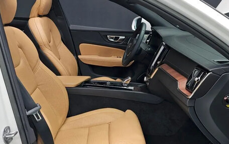 Volvo V60 Cross Country II, 2022 год, 3 850 999 рублей, 15 фотография