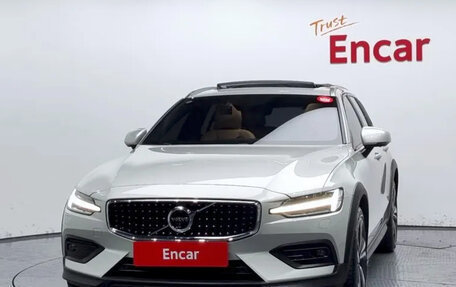Volvo V60 Cross Country II, 2021 год, 2 941 999 рублей, 3 фотография