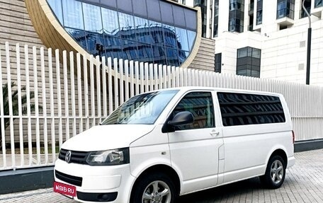 Volkswagen Caravelle T5, 2013 год, 1 650 000 рублей, 2 фотография