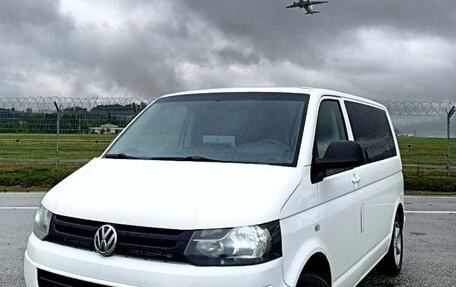 Volkswagen Caravelle T5, 2013 год, 1 650 000 рублей, 4 фотография