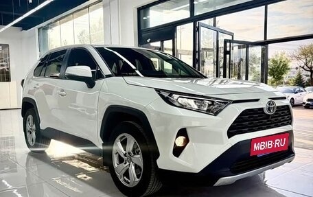 Toyota RAV4, 2021 год, 2 450 000 рублей, 3 фотография