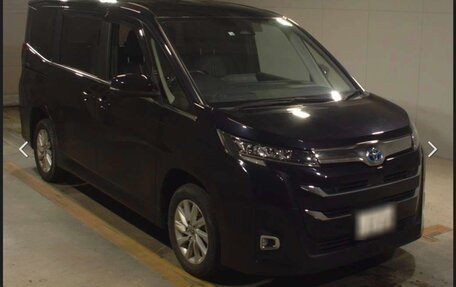 Toyota Noah, 2022 год, 3 100 000 рублей, 3 фотография